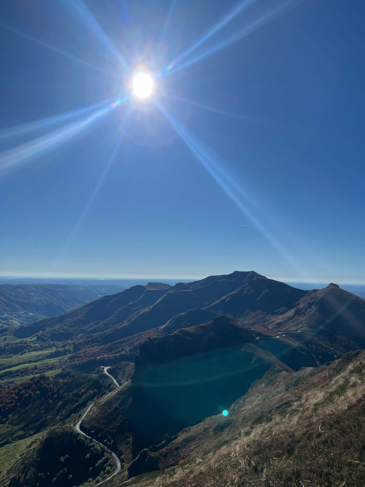 Panorama de montagnes et lac en Auvergne