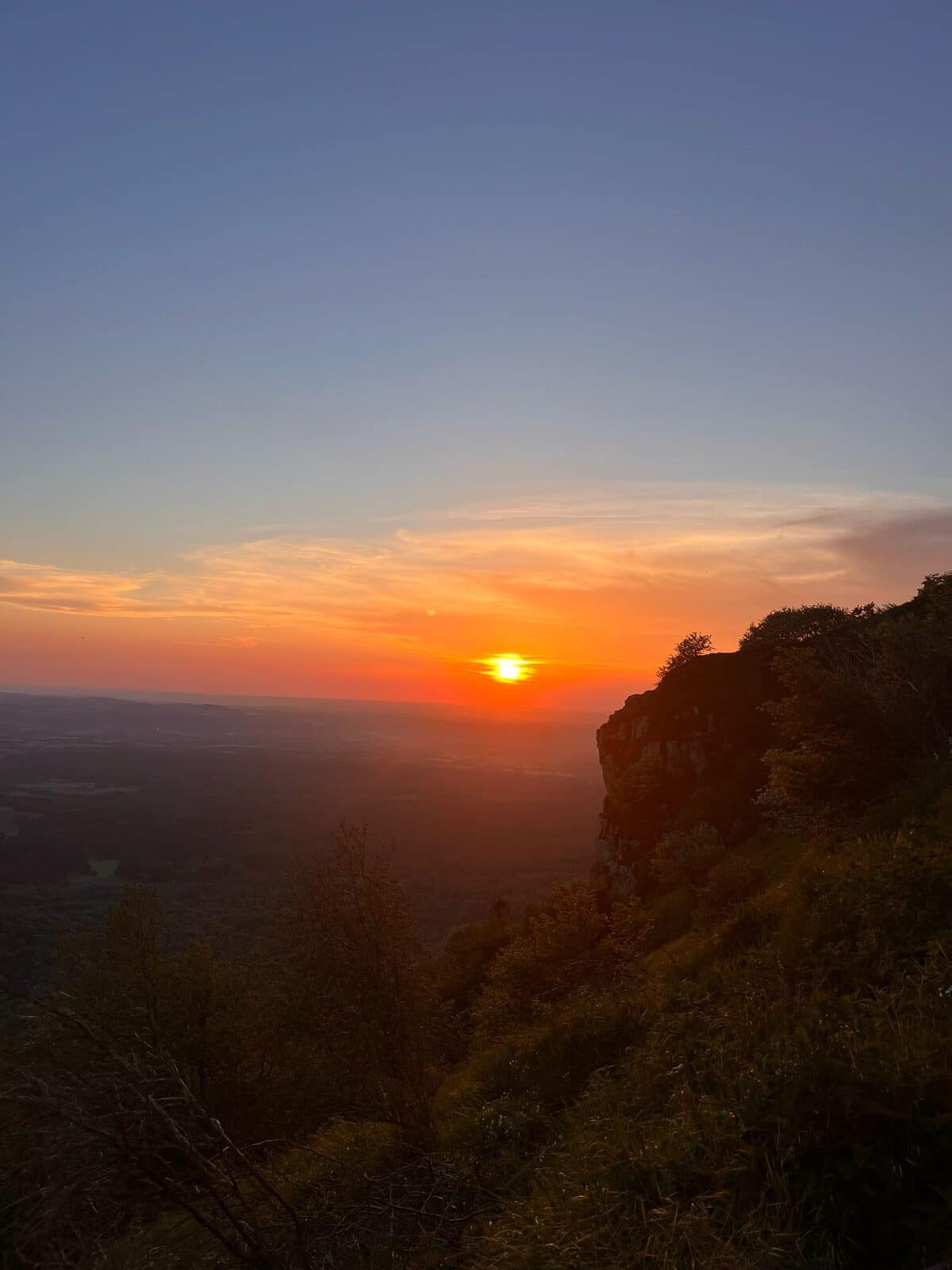 Coucher de soleil sur une falaise